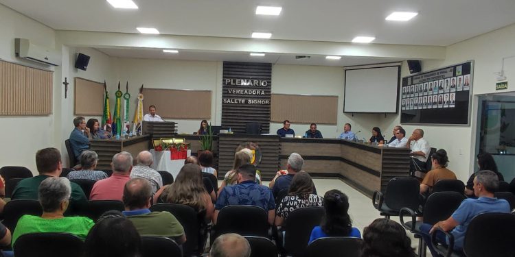 SESSÃO SOLENE: Poder Legislativo de Pinhal realiza sessão solene em homenagem as mulheres