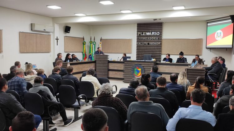 HONRA AO MÉRITO: Sessão Solene homenageia padre Lucas Rafael Folego.