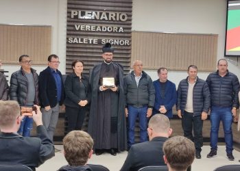 HONRA AO MÉRITO: Sessão Solene homenageia padre Lucas Rafael Folego.