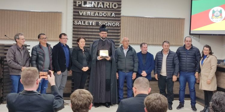 HONRA AO MÉRITO: Sessão Solene homenageia padre Lucas Rafael Folego.