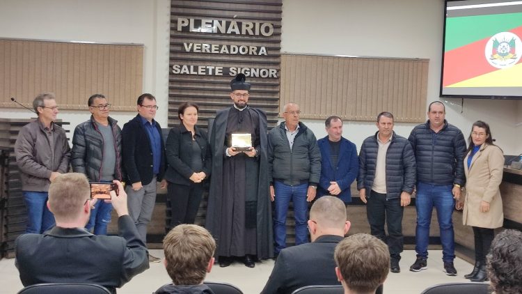 HONRA AO MÉRITO: Sessão Solene homenageia padre Lucas Rafael Folego.