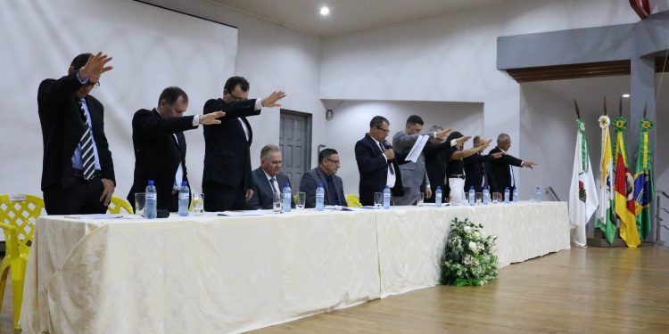 Eleitos são empossados em Pinhal