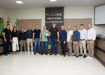 Poder Legislativo entrega moção de aplauso ao Laticínios Frizzo