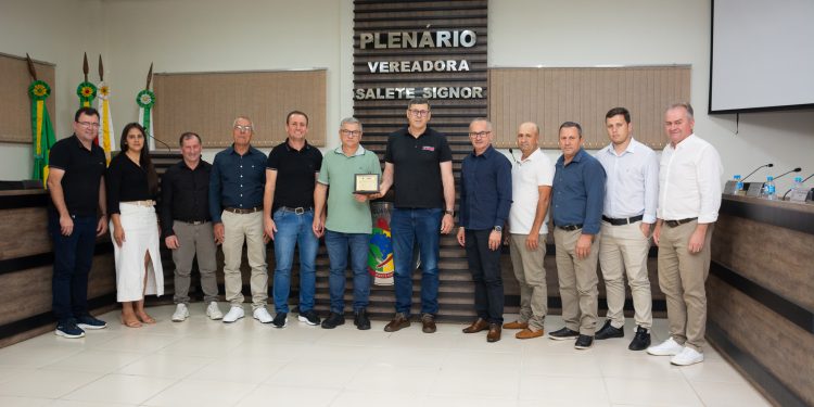 Poder Legislativo entrega moção de aplauso ao Laticínios Frizzo