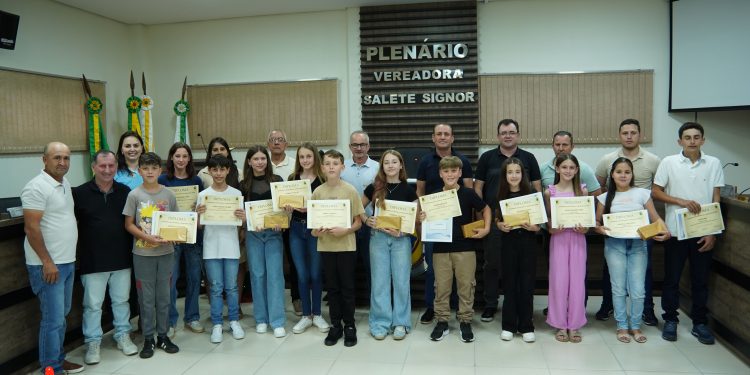 Vereadores Mirins são oficialmente diplomados e empossados em Pinhal