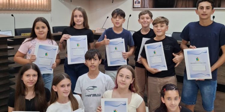 Nova legislatura dos vereadores mirins realiza a primeira sessão ordinária com eleição da mesa diretora