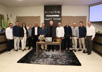 Câmara entrega moção de aplauso a Creluz