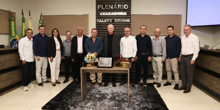 Câmara entrega moção de aplauso a Creluz