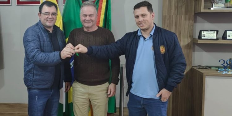 Vice-presidente do Legislativo de Pinhal assume presidência em exercício